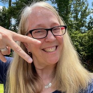 Meet your Posher, Cynthia